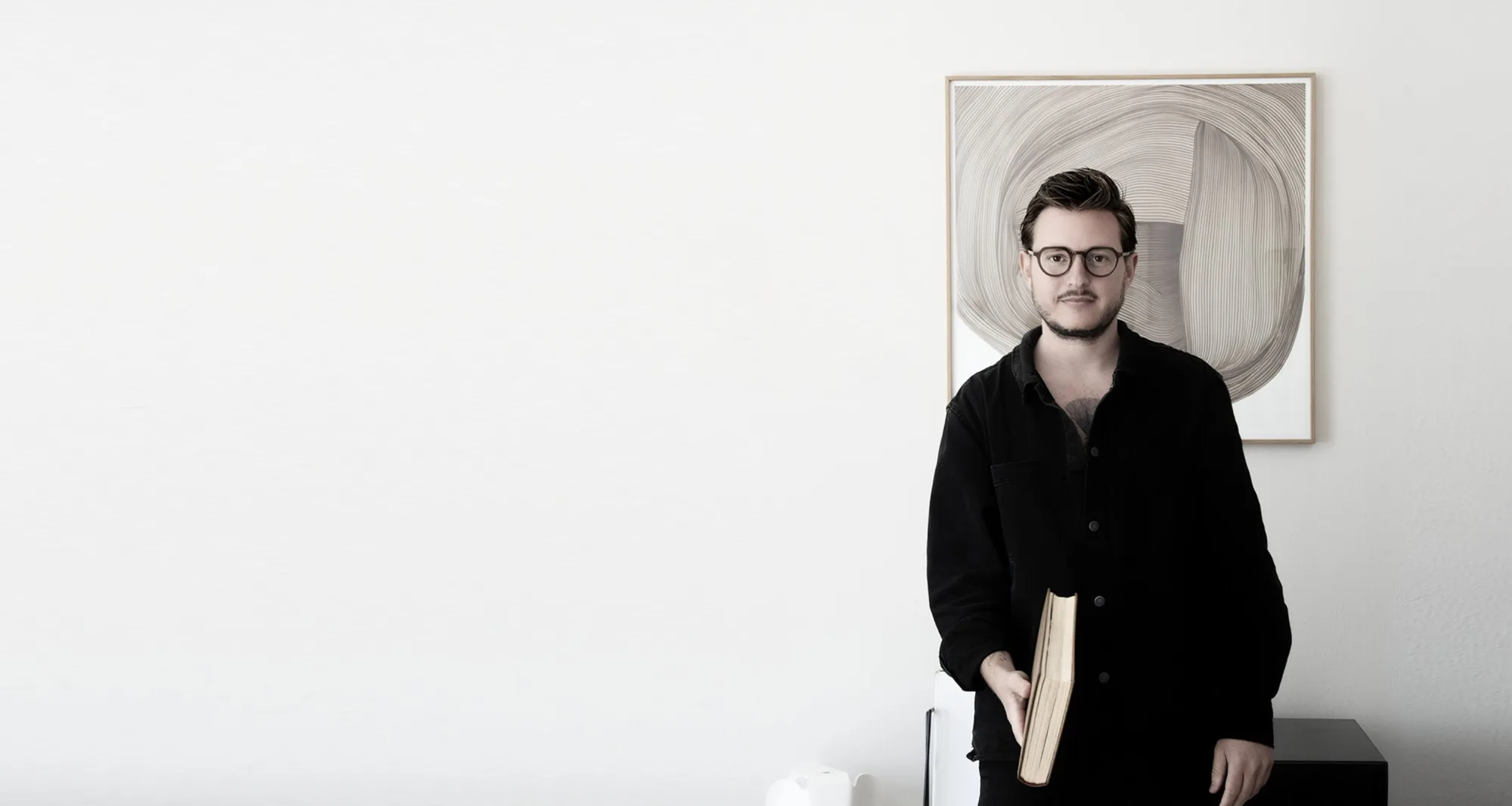 Vincent Templin mit runder Brille in seinem Studio